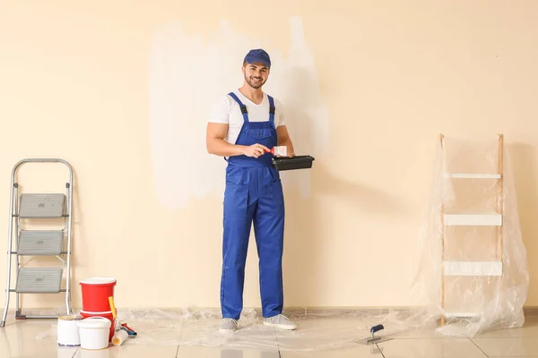 Pintor Masculino Fazendo Reparação Quarto — Fotografia de Stock