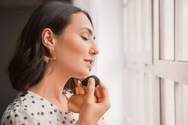 Mulher Bonita Com Garrafa Perfume Perto Janela — Fotografia de Stock