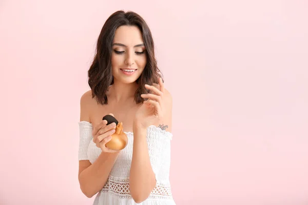 Hermosa Mujer Joven Con Botella Perfume Sobre Fondo Color —  Fotos de Stock