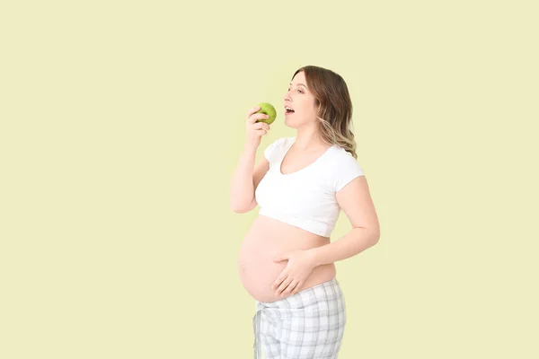 Hermosa Mujer Embarazada Con Manzana Sobre Fondo Color —  Fotos de Stock