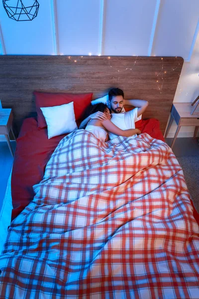 Gelukkig Jong Paar Slapen Bed Nachts — Stockfoto