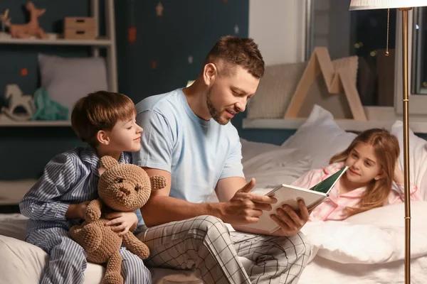 Vader Zijn Kleine Kinderen Lezen Thuis Een Verhaaltje Voor Het — Stockfoto