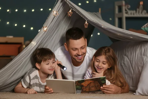 Батько Його Маленькі Діти Читають Історію Сну Вдома — стокове фото