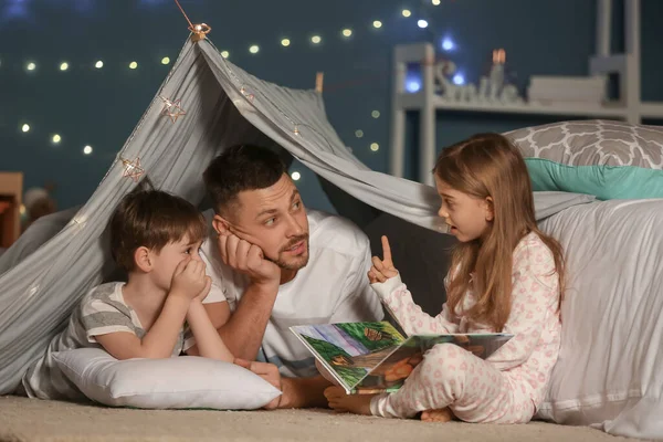 Father His Little Children Reading Bedtime Story Home — Stockfoto