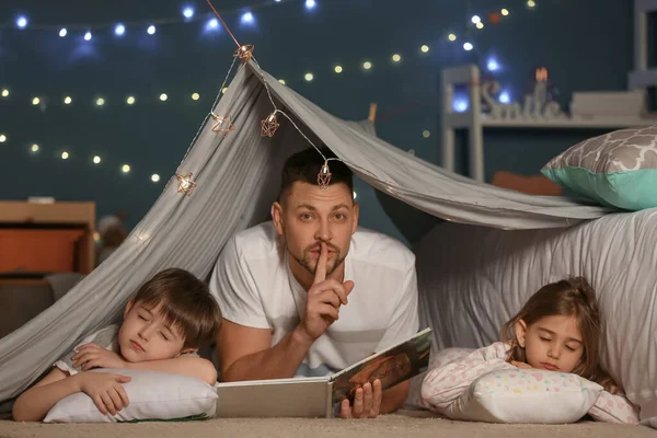 Vader Met Boek Zijn Kleine Slapende Kinderen Thuis — Stockfoto