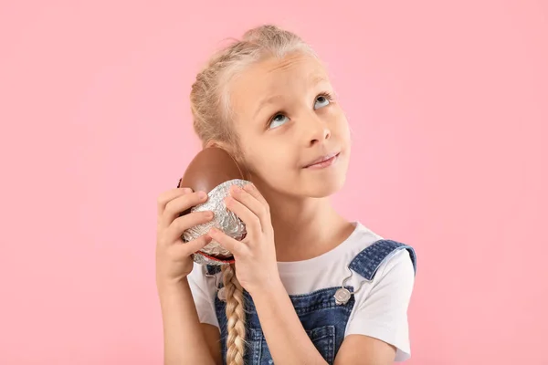 Menina Bonito Com Ovo Chocolate Doce Fundo Cor — Fotografia de Stock