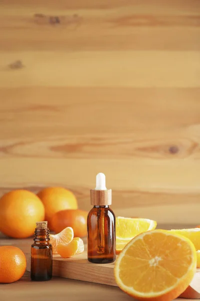 テーブルの上の柑橘系のエッセンシャル オイルのボトル — ストック写真