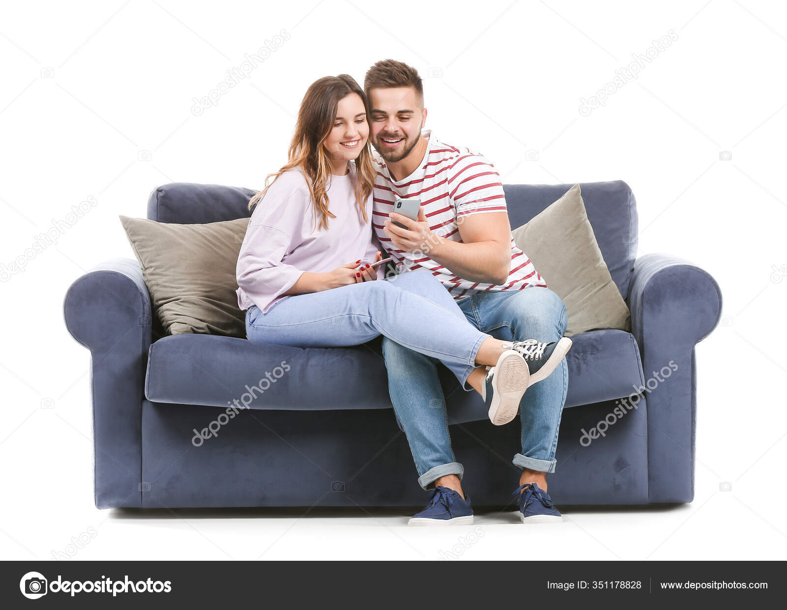 Junges Paar Vergnügt Sich Auf Der Couch