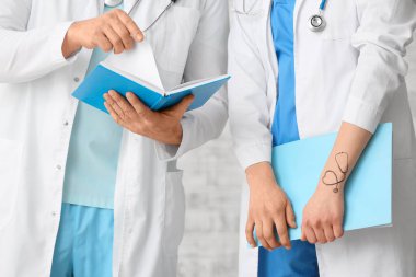 Doktorlar klinikte bir şey tartışıyorlar, yakın plan.