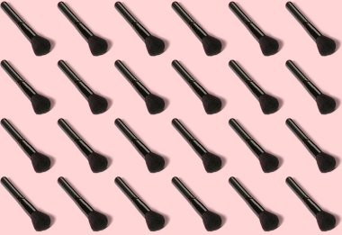 Renk arkaplanında birçok makyaj fırçası