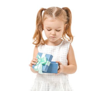 Beyaz arka planda yeteneği olan üzgün küçük kız