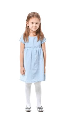 Beyaz arka planda sevimli küçük kız.