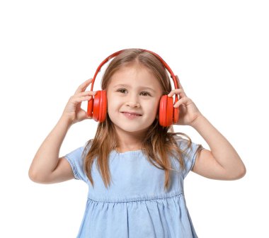 Beyaz arka planda müzik dinleyen tatlı küçük kız.