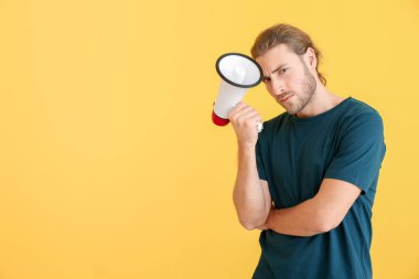 Arka planda megafonu olan genç bir adam.