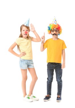 Beyaz arka planda kılık değiştirmiş küçük çocuklar. 1 Nisan kutlamaları