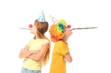 Komik kılık değiştirmiş küçük çocuklar ve beyaz arka planda parti düdükleriyle. 1 Nisan kutlamaları