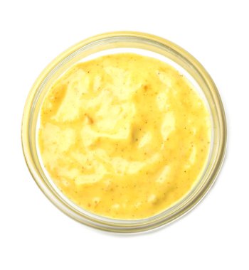 Beyaz arka planda lezzetli soslu kase