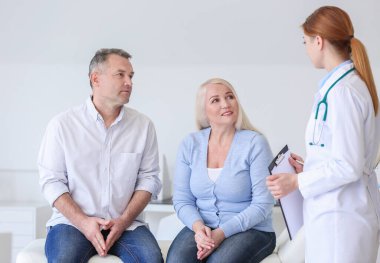 Olgun çift klinikte doktoru ziyaret ediyor.