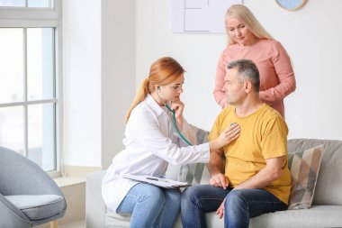 Olgun çift klinikte doktoru ziyaret ediyor.