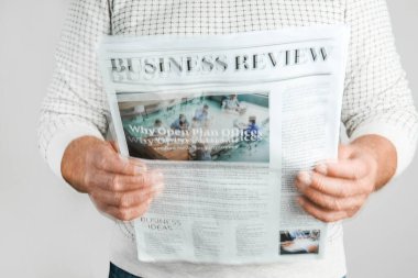 Parkinson sendromlu son sınıf öğrencisi elinde gazete tutuyor.