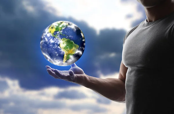 Människan Håller Modell Jorden Mot Molnig Himmel — Stockfoto