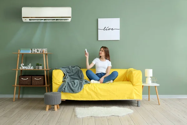 Jonge Vrouw Airconditioner Thuis Inschakelen — Stockfoto