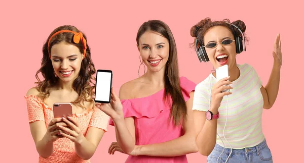 Różne Młode Kobiety Korzystające Telefonów Komórkowych Kolorowym Tle — Zdjęcie stockowe
