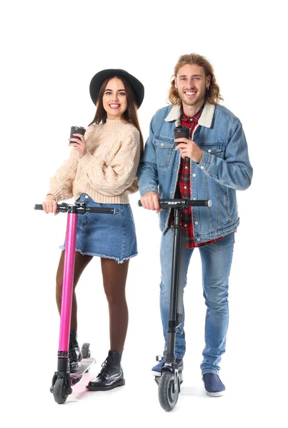 Pareja Joven Con Patinete Scooters Tazas Café Sobre Fondo Blanco — Foto de Stock