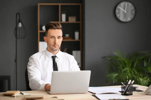 Giovane Imprenditore Che Lavora Sul Computer Portatile Ufficio — Foto Stock