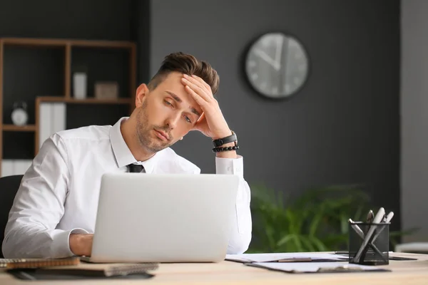 Hombre Negocios Cansado Trabajando Oficina —  Fotos de Stock