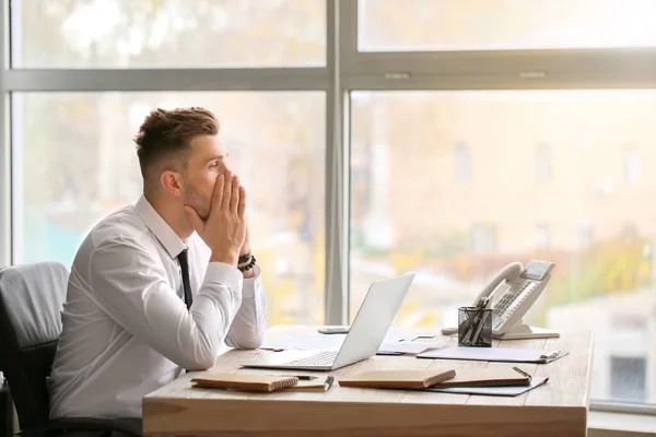 Vermoeide Zakenman Aan Het Werk — Stockfoto