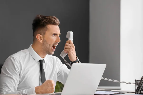 オフィスで電話で話す怒っているビジネスマン — ストック写真