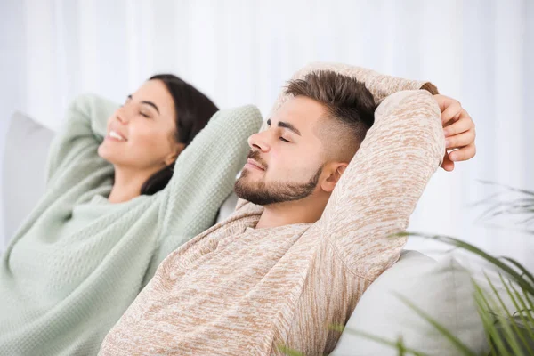 Casal Jovem Descansando Sofá Casa — Fotografia de Stock