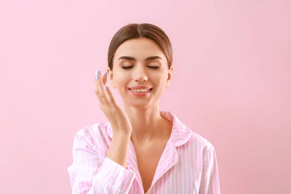 Hermosa Mujer Joven Aplicando Crema Cara Contra Fondo Color — Foto de Stock