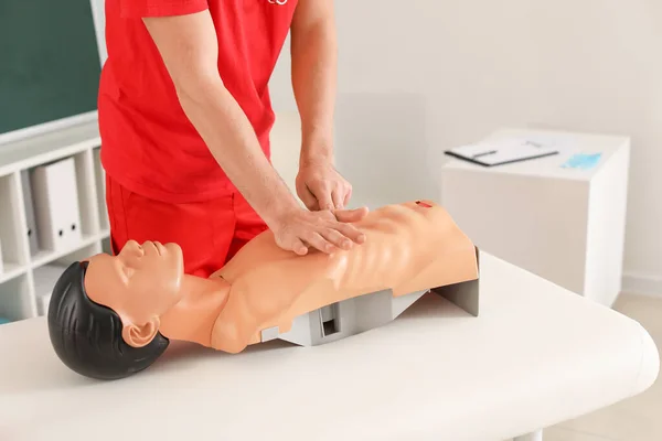 Instructor Demonstrating Cpr Mannequin First Aid Training Course — Stock Photo, Image