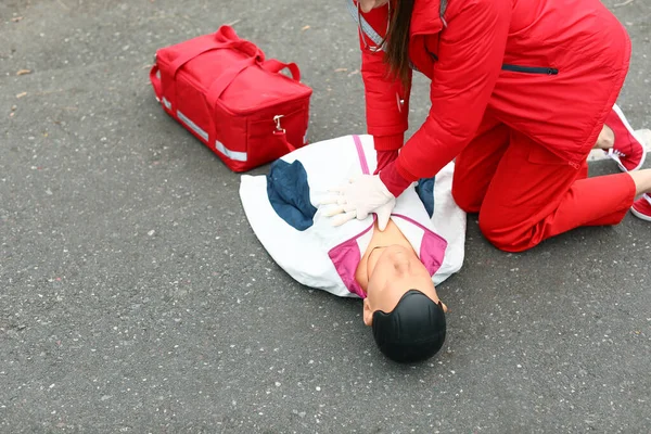 Paramédico Demonstrando Rcp Manequim Livre — Fotografia de Stock