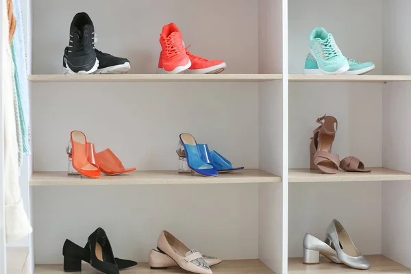 Chaussures Élégantes Sur Les Étagères Dans Magasin Moderne — Photo