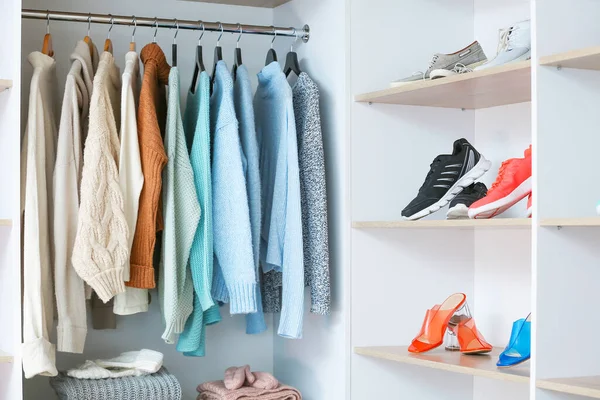 Stijlvolle Kleding Schoenen Moderne Winkel — Stockfoto