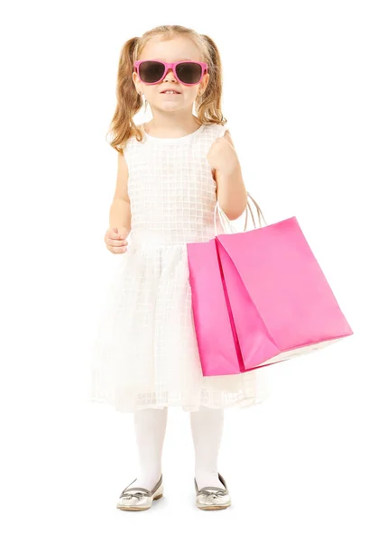 Beyaz Arka Planda Alışveriş Torbaları Olan Şık Küçük Kız — Stok fotoğraf