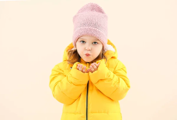 Linda Niña Ropa Invierno Soplando Beso Sobre Fondo Claro —  Fotos de Stock