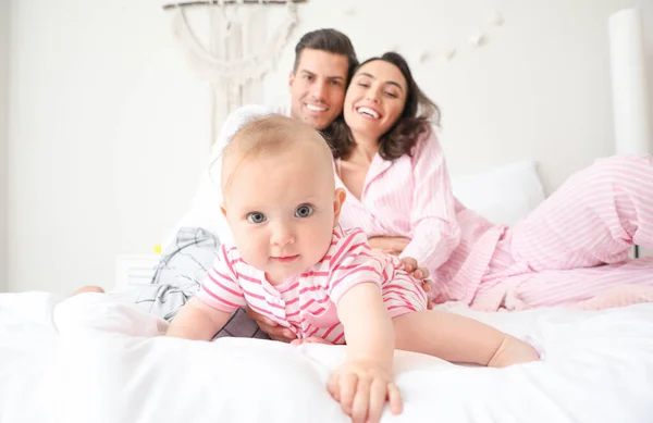 Cute Baby Rodzicami Sypialni — Zdjęcie stockowe