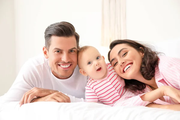 Leuke Baby Met Ouders Slaapkamer — Stockfoto