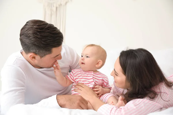 Leuke Baby Met Ouders Slaapkamer — Stockfoto