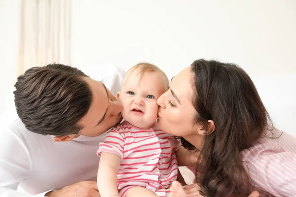 Leuke Baby Met Ouders Slaapkamer — Stockfoto