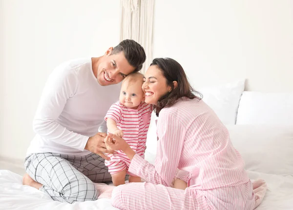 Leuke Baby Met Ouders Slaapkamer — Stockfoto