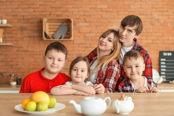 Ritratto Famiglia Felice Cucina Casa — Foto Stock