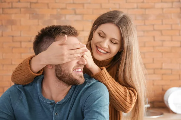 Mutfaktaki mutlu genç çift