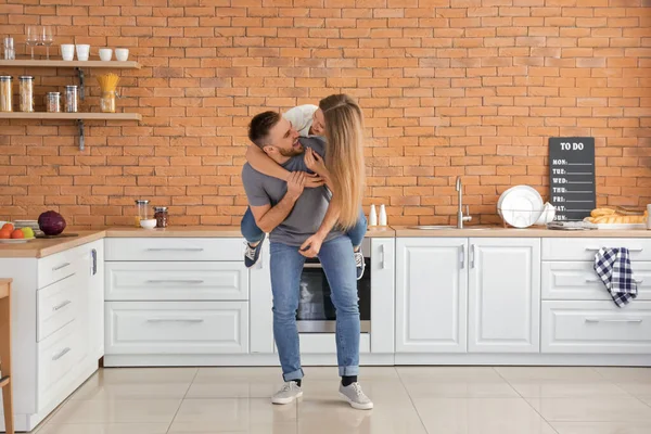 Mutlu Genç Bir Çift Mutfakta Eğleniyor — Stok fotoğraf