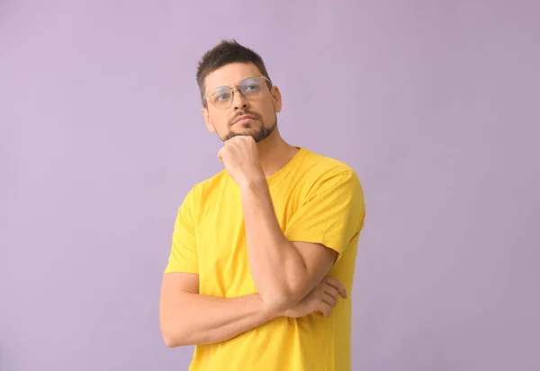 Hombre Reflexivo Con Gafas Fondo Color — Foto de Stock