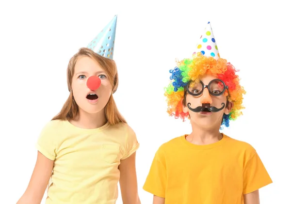 Schockierte Kleine Kinder Lustiger Verkleidung Auf Weißem Hintergrund Aprilscherz Fest — Stockfoto